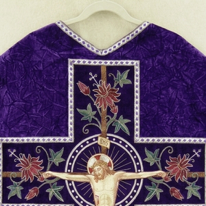 Casulla Romana Morada Bordada a Mano, Vestimenta Litúrgica, Túnica de Sacerdote para Culto Religioso, Talla y Diseño Personalizados - Product Image 2