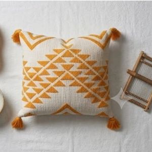 Housse de coussin géométrique brodée carrée en coton et lin style bohème avec pompons, lavable, fermeture enveloppe - Product Image 3