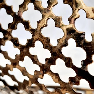 Magnifique bonbonnière en laiton ajouré, vase perforé avec poignées à motifs floraux, fabriqué par ARTISTIQUE - Product Image 6