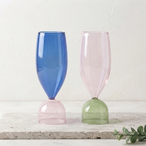 Verres à pied modernes et uniques pour bars à cocktails, service de vin, cafés et présentation de boissons haut de gamme - Product Image 1