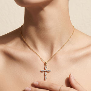Pendentif Croix Plaqué Or Rose avec Cristaux de Laboratoire Taille Brillant Sertis Griffe, Collier Unisexe Tendance Religieux - Product Image 3