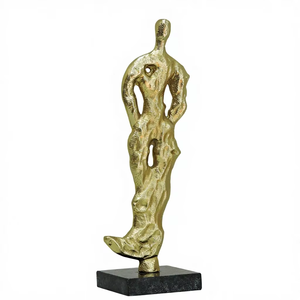 Sculpture abstraite en aluminium de forme masculine, statue de figure humaine dorée moderne, décoration d'art contemporain sur base en marbre noir - Product Image 1