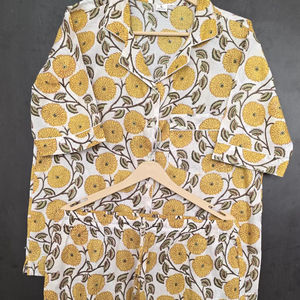 Ensemble de pyjama en coton léger et respirant à manches courtes jaunes à imprimé floral pour femmes, été et automne - Product Image 1