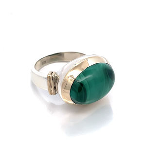 Anillo Unisex Clásico para Aniversario o Boda, Hecho a Mano, Chapado en Plata de Ley 925, con Engaste de Bisel, Gema de Malaquita Verde con Corte Ovalado - Product Image 1