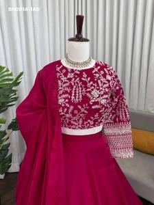 Diseño elegante y hermoso de Lehenga-Choli y Dupatta de seda JMC con trabajo de cordón y lentejuelas, color vino, fabricado en Surat. - Product Image 2