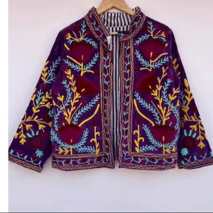Veste en velours brodée de fleurs Suzani, style folklorique ouzbek, avec rembourrage en coton, pour vêtements d'extérieur type bomber ou duster, à prix avantageux - Product Image 1