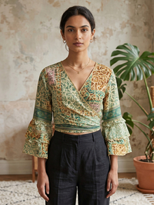 Chemisier court en mousseline de soie bohème vert à imprimé cachemire, col en V, manches à volants, dos à nouer, confortable à porter, vente en gros - Product Image 1