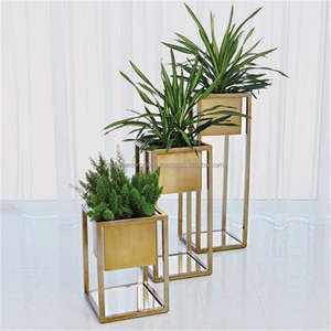 Macetero Metálico Premium con Soporte para Exhibición de Plantas de Interior de Lujo, Duradero y Elegante - Product Image 1