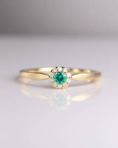 Anillo de Compromiso con Halo de Esmeraldas Chapado en Oro de 10K para Mujer, Estilo Clásico, Corte Brillante Redondo, Diamantes Cultivados en Laboratorio, Color D - Product Image 1
