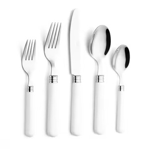Ensemble de couverts minimalistes avec manches blanches et couverts en acier inoxydable poli miroir pour les dîners de mariage - Product Image 1