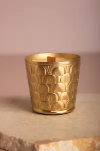 เชิงเทียนโลหะสีทองสุดหรูที่ทำจากทองเหลืองสลักลายหอยเชลล์และขัดเงาภายในเรียบ - Product Image 3