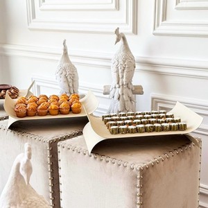 Bandeja Rectangular Curva de Estilo Moderno Elegante bandeja metálica para exhibir postres y pasteles, ideal para catering de lujo y buffets de bodas - Product Image 4