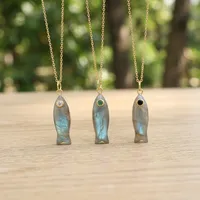 Collier en gros plaqué or 18 carats en forme de poisson, anti-ternissement, avec pierre précieuse naturelle Labradorite et micro-zirconiums