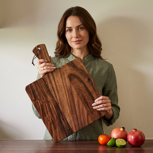 Planche à découper rectangulaire en bois naturel de 1,5 cm d'épaisseur, collection artisanale, avec poignée en bois, compatible lave-vaisselle, vente en gros - Product Image 1