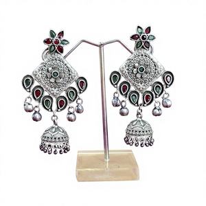 Pendientes de Plata Oxidada Étnicos Indios Jhumka con Corte de Pera y Engaste de Bisel, Adornados con Cristales, Regalo para Ella - Product Image 1