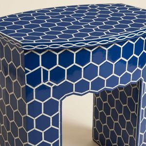 Mesita de Noche Moderna con Patrón de Panal Azul, Mueble de Madera Hecho a Mano para Dormitorio, Diseño Contemporáneo - Product Image 4