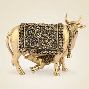 Élégante statue de vache Kamdhenu en laiton avec veau. Design traditionnel complexe. Idéal pour le Vastu. Disponible à des prix de gros avantageux - Product Image 1