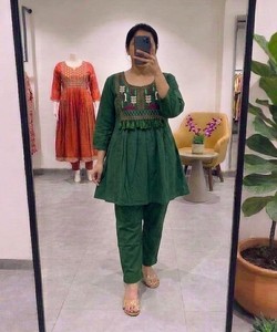 Conjunto de Salwar Kameez de Algodón Verde para Mujer, Ropa Tradicional Étnica Informal, Corte Holgado, Largo hasta la Rodilla, Ropa India Pakistaní SHAGUN 85357 - Product Image 1