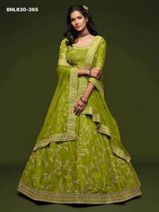 Nuevo Conjunto Lehenga-Choli Verde Neón Semisellado con Bordado de Seda Artística y Lentejuelas Zari, Estilo Línea A, Proveedor Indio - Product Image 4