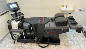 Table de décompression électrique hautement fonctionnelle en acier inoxydable de qualité supérieure pour thérapie vertébrale médicale – Vente directe usine - Product Image 4