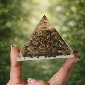 Pyramide d'orgonite artisanale avec incrustation de pyrite dorée et motif en spirale pour la décoration de la maison - Product Image 3