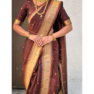 ชุดแต่งงานผ้าไหมเนื้อนุ่มแบบนาวารี ปายธานี สีน้ำตาลกาแฟ พร้อมลวดลายปักดิ้นซิริ (Zari) ลายจุด และผ้าคลุมไหล่ลายนกยูง - Product Image 3