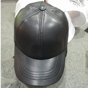 C'est une casquette de baseball en cuir noir avec protège-oreilles. - Product Image 6