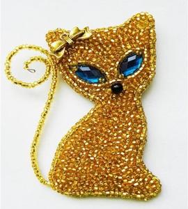 Broche Chat Doré Broderie Perles de Verre Faite à la Main avec Yeux en Cristal Bleu et Détail Nœud – Élégante Épingle de Revers pour Amateurs d'Animaux - Product Image 1