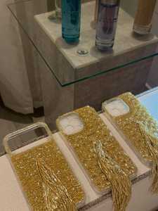 Funda de Teléfono Hecha a Mano con Cuentas de Vidrio Bordadas, Diseño de Ángel, Patrón Tejido en Dorado y Blanco, y Borla Rectangular - Product Image 2