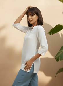 Tunique classique blanche en coton pour femme, col en V fantaisie, manches 3/4, longueur standard, unie, anti-humidité et séchage rapide, pour tenue décontractée ou de soirée - Product Image 5