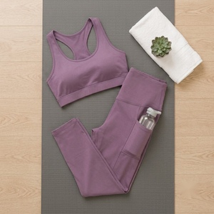Ensemble de maternité deux pièces violet avec soutien-gorge intégré, leggings respirants en spandex et nylon à col rond sans manches, longueur mollet, pour le soutien de la taille. - Product Image 4