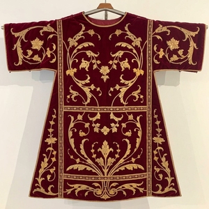 Vestimenta Litúrgica de Terciopelo Borgoña de Lujo con Bordado a Mano en Hilo Dorado, Transpirable y Ecológica, Túnica para Sacerdotes y Clérigos - Product Image 1