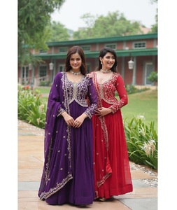 ชุดเดรส Anarkali แบบอินเดีย ดีไซน์เนอร์ออกแบบ ตกแต่งด้วยเลื่อมและงานปักดิ้นทอง พร้อมผ้าคลุมไหล่แฟนซีสำหรับผู้หญิง - Product Image 1