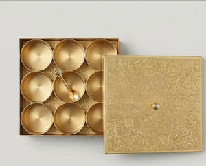 Boîte à épices carrée élégante en or avec 8 compartiments et cuillère, support de rangement de luxe pour épices, pour la table de cuisine - Product Image 4