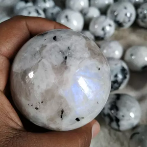 Esfera de Piedra Lunar Arcoíris Natural Pulida con Inclusiones de Turmalina Negra para Decoración del Hogar y Meditación - Product Image 4