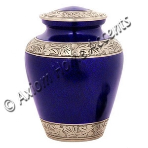 Elegante urna de latón con artesanía detallada y un acabado liso para preservar las cenizas de Axiom Home Accents - Product Image 4