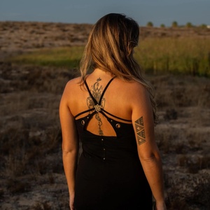 Top Estilo Boho con Detalle de Flor de Latón, Diseño Hecho a Mano para Festivales, Yoga y Uso Diario, Suave y Cómodo - Product Image 4