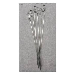 Brochetas de metal con acabado liso para deslizar alimentos con facilidad y limpiar rápidamente después del barbacoa. - Product Image 1