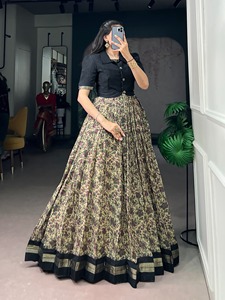 Conjunto de Camisa y Falda Larga hasta el Tobillo de Algodón con Estampado Floral Indio/Pakistaní para Mujer, de Secado Rápido, con Pliegues, Color Morado, para Festivales - Product Image 3