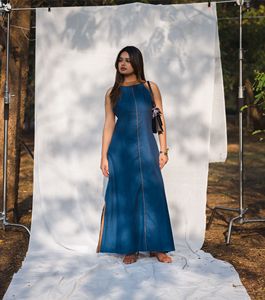 Elegante Vestido Maxi de Mezclilla con Cuello Halter, Silueta Ajustada con Abertura Lateral, para Fiestas de Verano, Sin Mangas, Color Sólido - Product Image 4