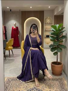 Conjunto de ropa étnica Anarkali Mul Chanderi de excelente calidad, último modelo, con pantalón y dupatta para mujeres modernas, disponible para la venta. - Product Image 2