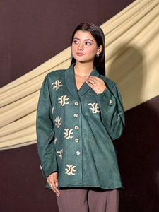 Camisa Verde de Mujer en Ante Sintético Bordado con Cuello Solapa, Manga Larga, Estilo Casual, Patrón de Letras Hecho a Mano, Corte Regular - Product Image 4