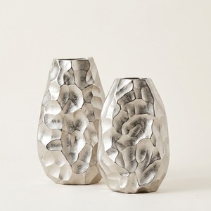 Vase à fleurs artisanal en aluminium argenté avec motif Soleil texturé, élégant centre de table décoratif en métal - Product Image 4