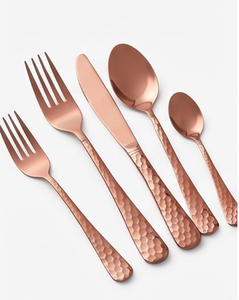 Ensemble de couverts modernes en or rose avec finition martelée, polissage mat, compatibles lave-vaisselle, pour les dîners de mariage - Product Image 1
