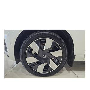 Volvo XC60 T8 2024 con Asientos de Cuero Ultra Brillantes, Caja de Cambios Automática, Cámara Trasera, Volante a la Izquierda, Solo 17,998 km de Kilometraje - Product Image 5