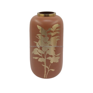 Vase à fleurs en métal long de luxe au design antique pour la décoration de la maison, personnalisable - Product Image 1