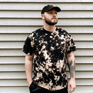 สร้างแบรนด์ของคุณ เสื้อยืดผู้ชายแบบฟอกสี (สีเทาเข้ม/สีขาว) - เสื้อยืดสีเทา คอทรงกลม แบบฟอกสี - Product Image 4