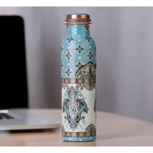 Botella de Cobre Puro Ecológica con Diseño Tradicional para Almacenamiento de Agua Saludable y Bienestar Diario - Product Image 1