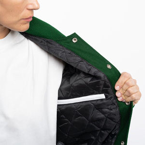 Veste varsity élégante pour femmes, conçue avec des matériaux doux, des détails côtelés et une ambiance sportive et décontractée pour les tenues d'automne et d'hiver, en solde. - Product Image 2