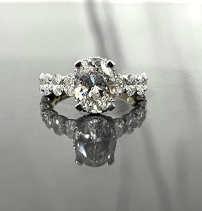 Bague de fiançailles en argent 925 avec moissanite ovale 2,5 carats, bague solitaire classique pavée, bague de mariage pour femme, bijoux fins - Product Image 1